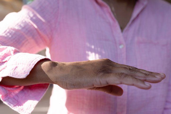 Drżenie rąk może świadczyć o problemach z wątrobą