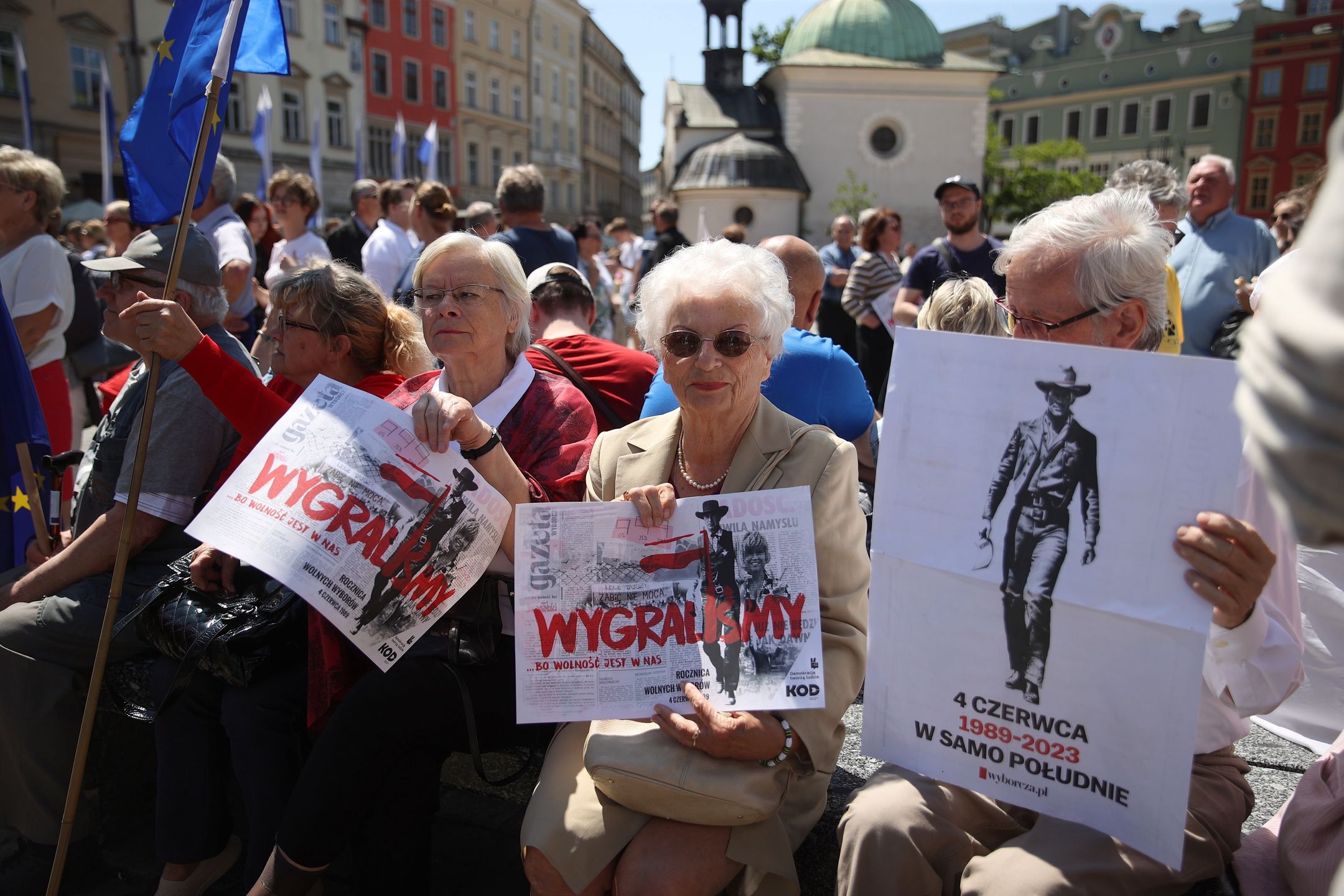 Kraków, 04.06.2023. Uczestnicy Marszu Wolności w Krakowie, 4 bm. 4 czerwca 1989 odbyły się pierwsze częściowo wolne wybory do Sejmu. Krakowski marsz to demonstracja wspierająca centralny, warszawski marsz. (mr) PAP/Łukasz Gągulski