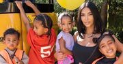 Kim Kardashian zapozowała z GROMADKĄ dzieci. Internauci nie poznają jej 11-letniej córki: "To jest Northie?" (FOTO)