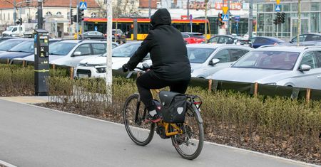 Mężczyzna trafił do aresztu. Zatrzymali go, bo jechał chodnikiem