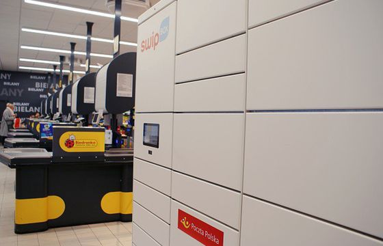Pierwsze automaty do odbioru paczek Poczty Polskiej staną przed wakacjami w placówkach i Biedronkach