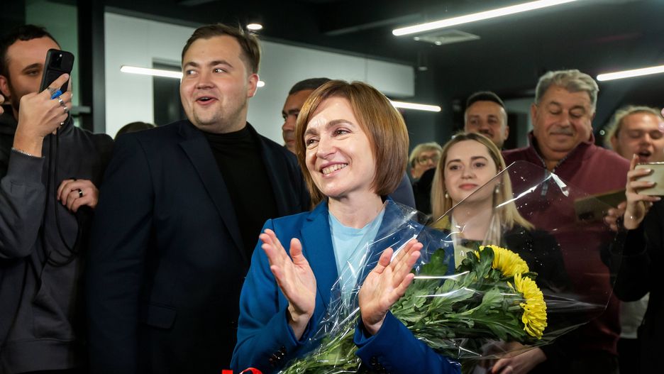 Presidential elections in Moldova
epa11699973 The incumbent President of Moldova Maia Sandu flanked by her supporters following the announcement of the preliminary election results at her campaign headquarters in Chisinau, Moldova, 03 November 2024. Moldova is holding the second round of presidential elections, with former Attorney General of Moldova Alexandr Stoianoglo facing incumbent President of Moldova Maia Sandu.  EPA/DUMITRU DORU 
Dostawca: PAP/EPA.
DUMITRU DORU
office, elections