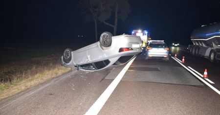 Ciężarówka uderzyła w krowę. Drugie auto dachowało