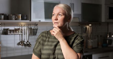 Senior chodzi po domu nocą i nie może zasnąć? Przy demencji te zachowania mogą się nasilać