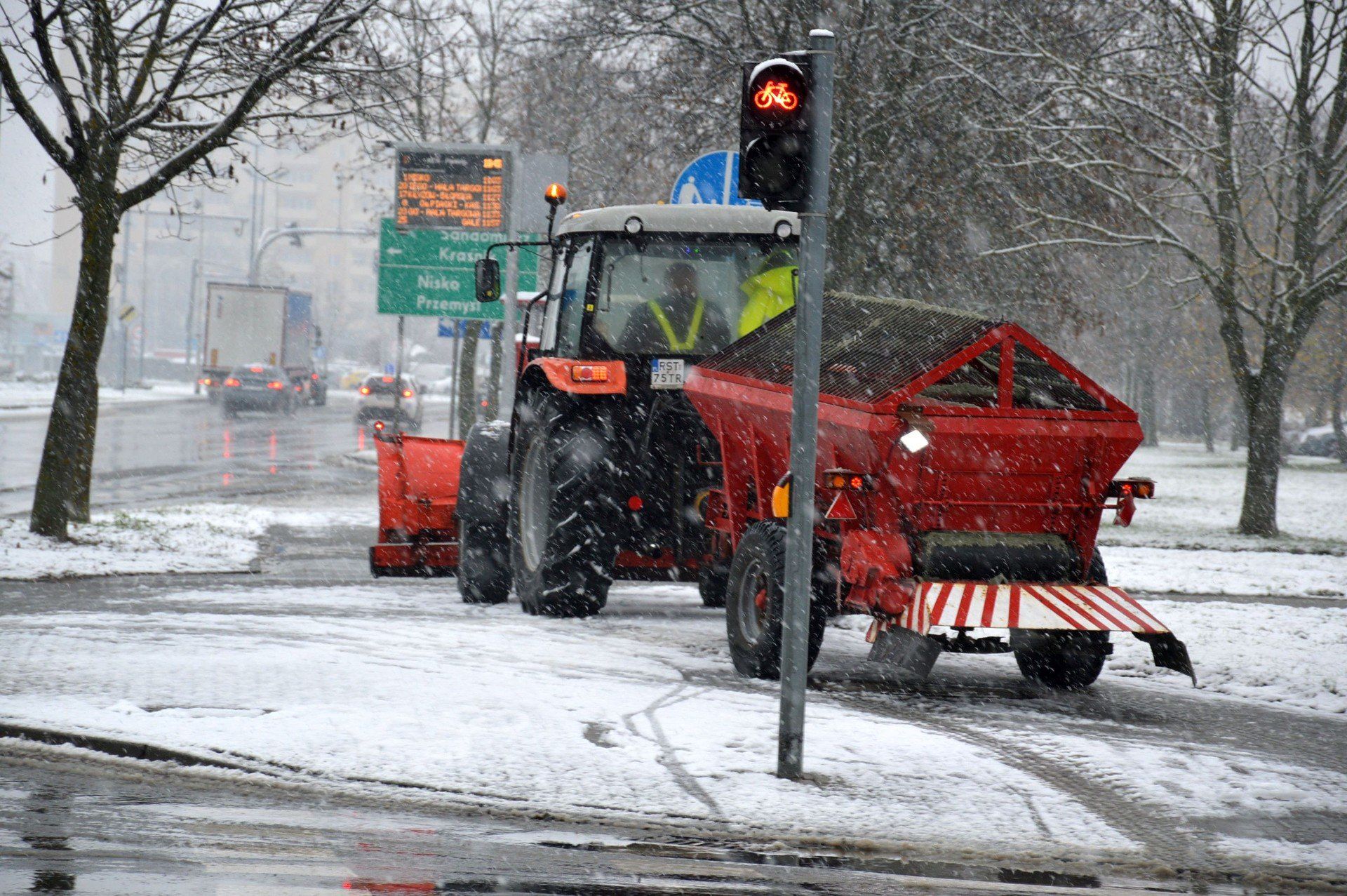 Pług odśnieżający na ulicy Komisji Edukacji Narodowej w centrum Stalowej Woli