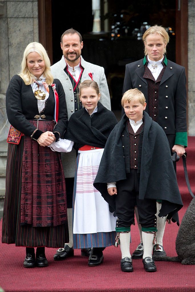 Książę Haakon i księżna Mette-Marit z dziećmi oraz Marius Borg