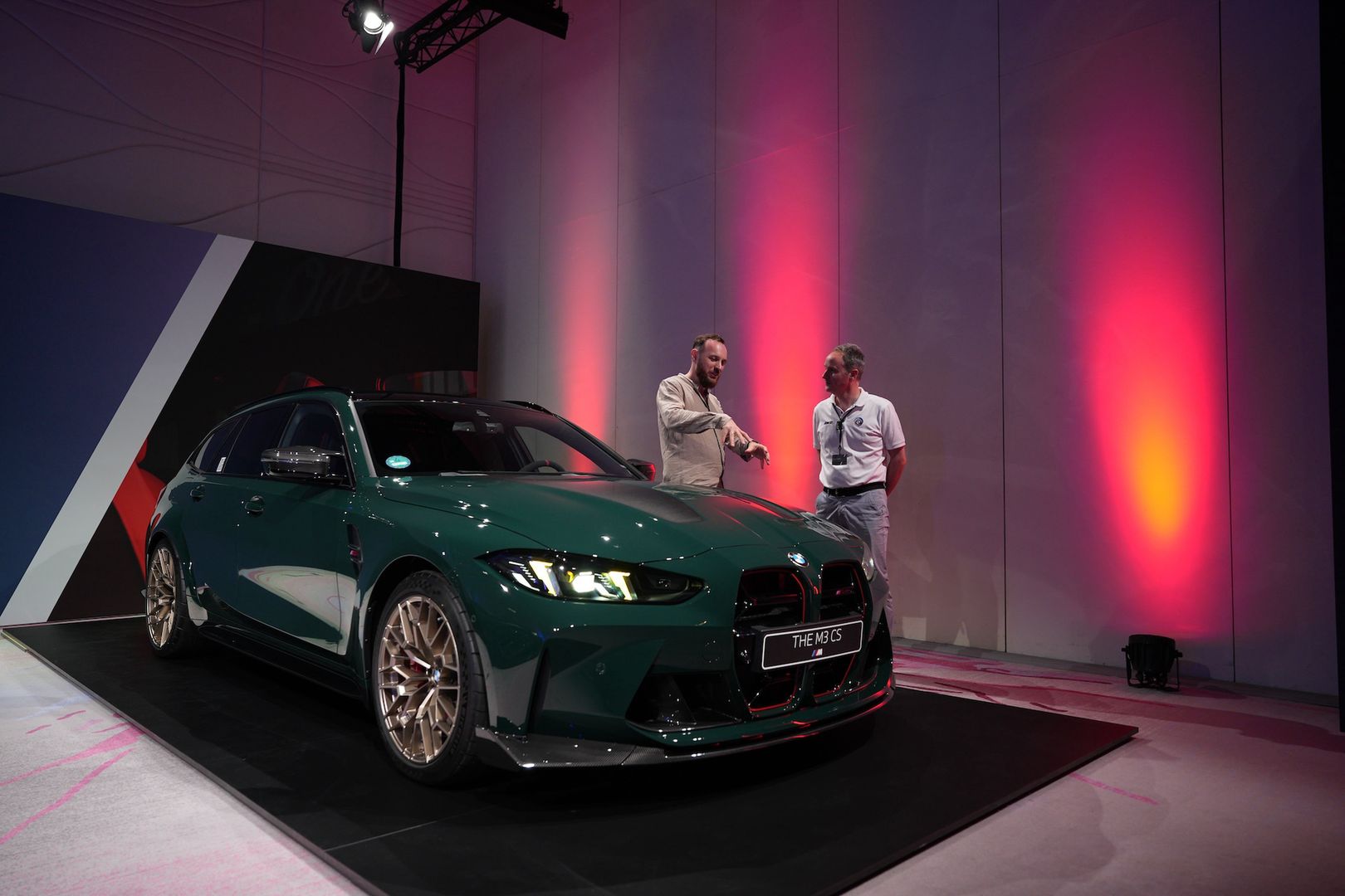 Autor tekstu oraz ekspert BMW omawiają M3 CS Touring
