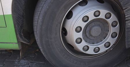 LUBLIN: Autobus miejski potrącił kobietę stojącą na wysepce. Trafiła do szpitala