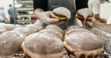 Indeks pączka. Inflacja i koszty produkcji wzrosły. Stać nas na 77 pączków dziennie