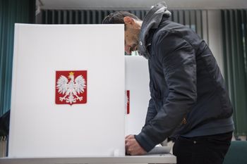 Jak zagłosowaliby dzisiaj Polacy? Mała przewaga na szczycie w sondażu