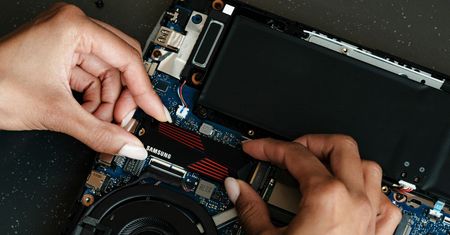 Trzy platformy, jedna biblioteka. Co naprawdę robi szybki dysk SSD w 2026