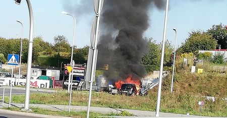 Lublin. Pożar auta przy al. Spółdzielczości Pracy. Renault spłonął doszczętnie