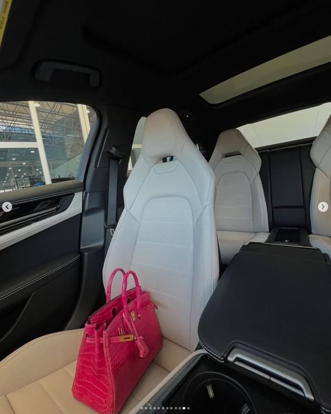 Caroline Derpienski chwali się nowym autem