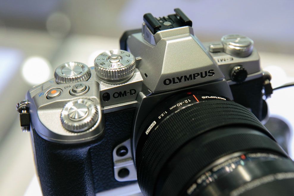 Oprócz firmware japoński producent wprowadza srebrną wersję aparatu Olympus OM-D E-M1, która będzie w sprzedaży od września.
