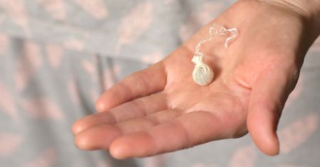 Lekarze ostrzegają przed "perłami księżniczki" stosowanymi dopochwowo. Mogą wyrządzić krzywdę