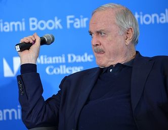 John Cleese o byłych żonach: "CIESZYŁBYM SIĘ, GDYBY UMARŁY. Na przykład przygniecione przez drzewo"