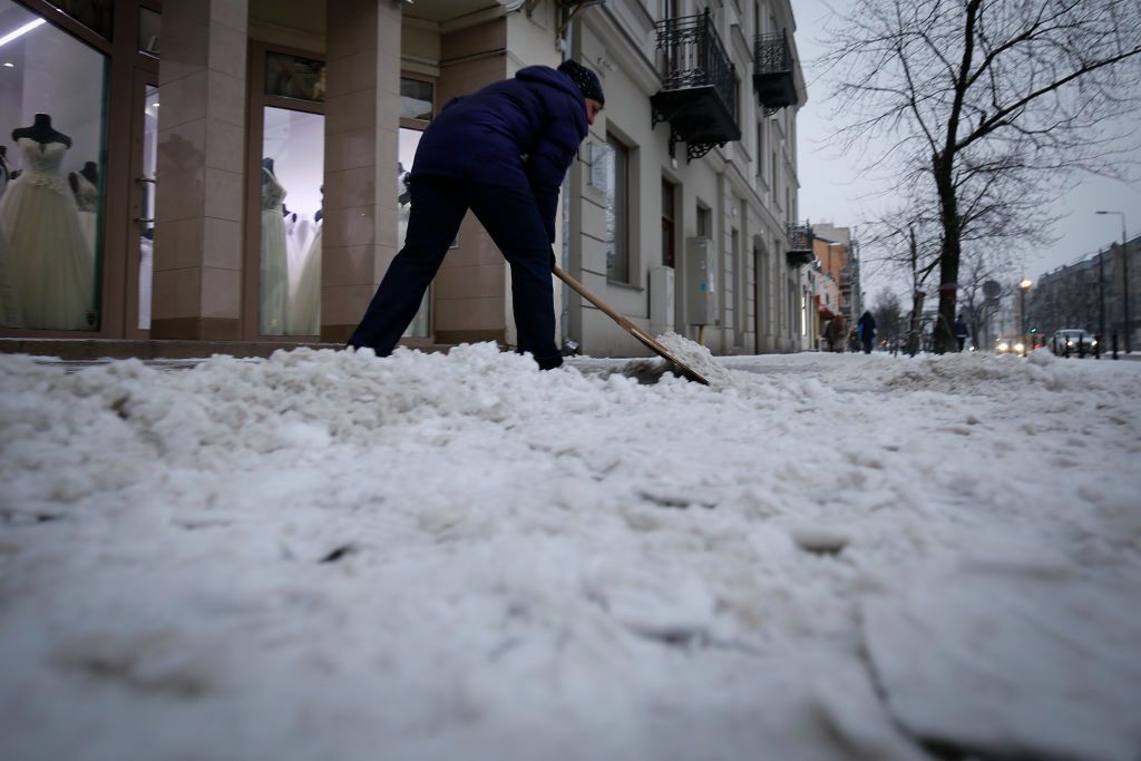 Gdy spada temperatura, oni cierpią najbardziej. "Zaszkodzić może nawet odgarnianie śniegu"