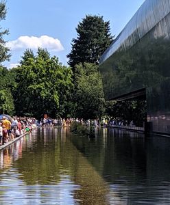 Koronawirus. Gigantyczne kolejki we wrocławskim zoo. "Jak można?"