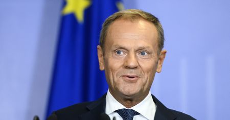 "Wiadomości" wytykały Tuskowi, że mówił po niemiecku. Były premier "wyjaśnił" TVP po polsku