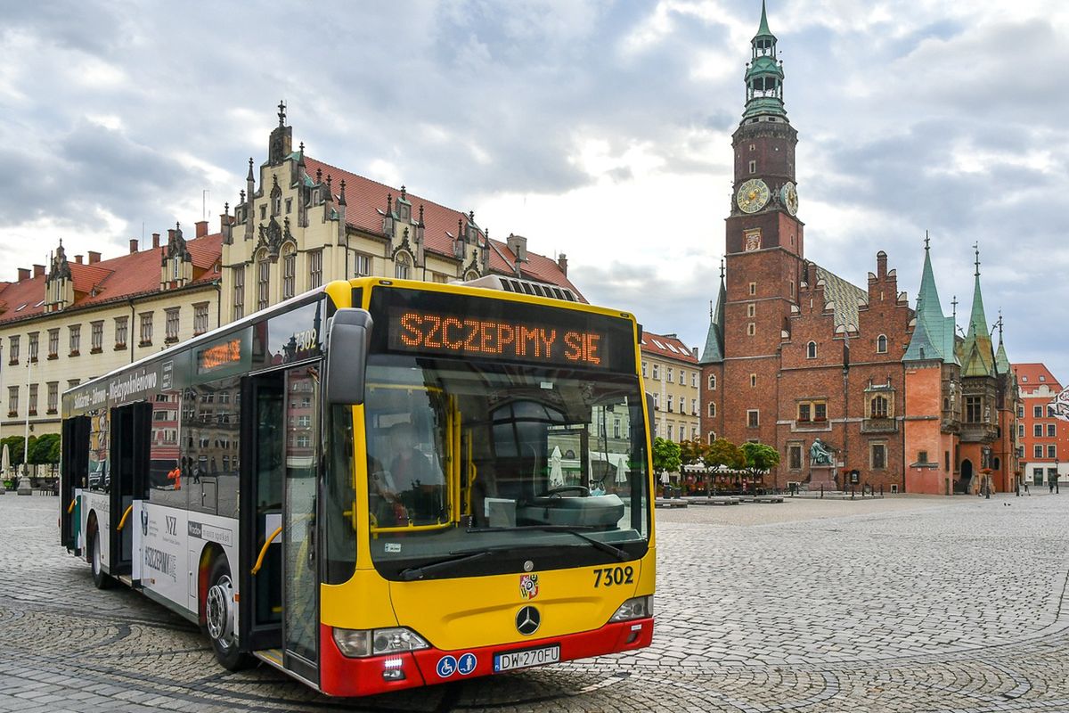 Wrocław. Mobilny punkt szczepień już w trasie. Autobus ze szczepionkami przyjedzie na twoje osiedle