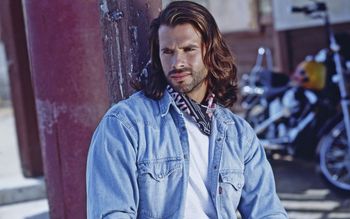 Pamiętacie tego przystojniaka na motocyklu? Dziś ma 68 lat i spotyka się z ikoną lat 80.