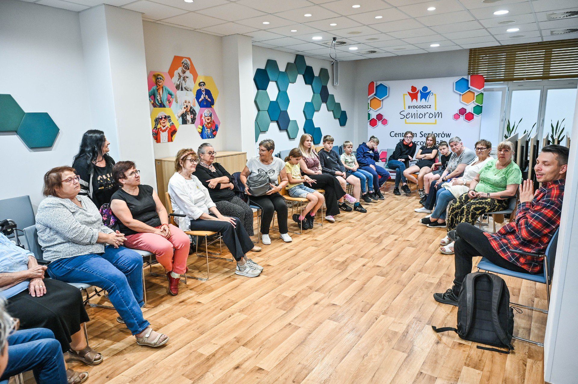 Bisz spotkał się młodzieżą i seniorami. Pytania na różne tematy padały z obu stron.