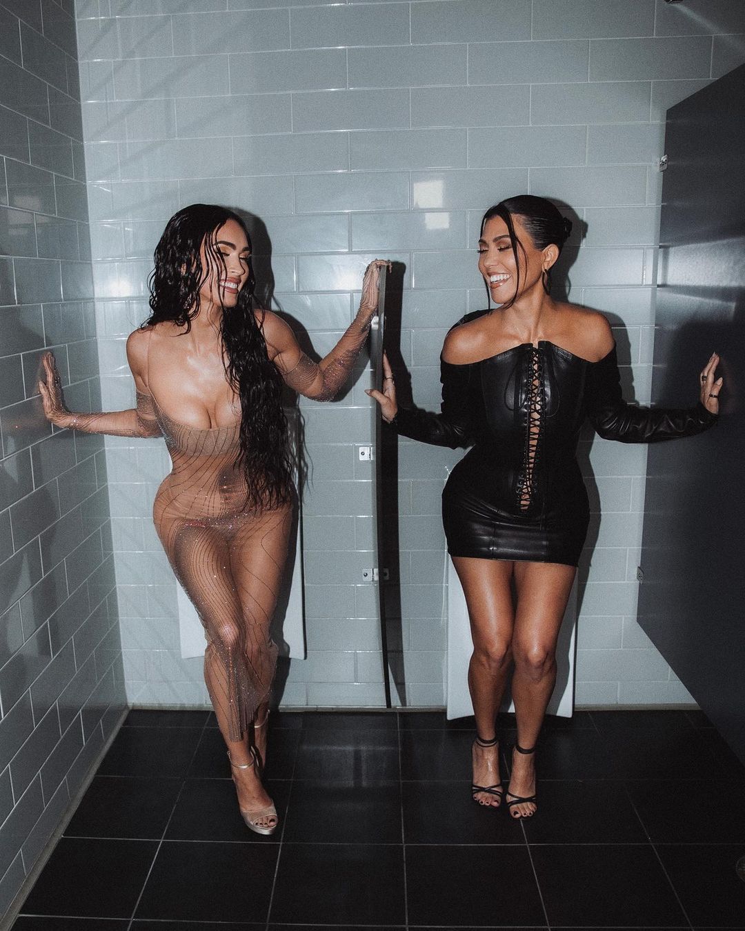 Kourtney Kardashian i Megan Fox całują swoich ukochanych w toalecie