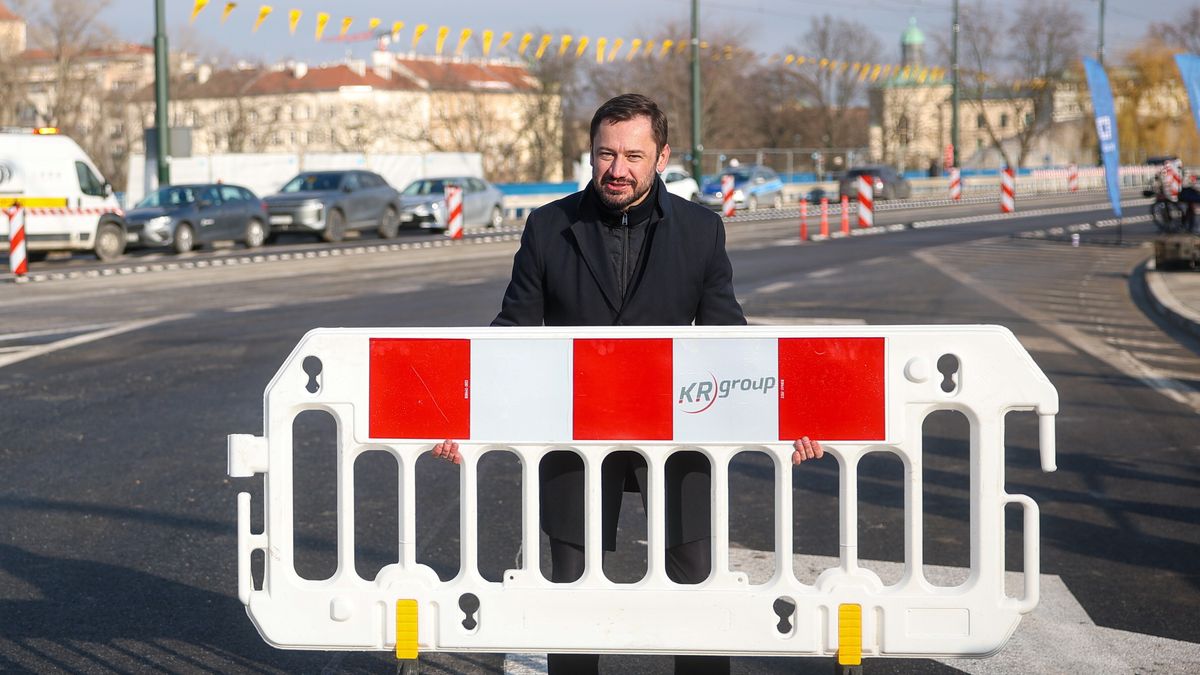 Aleksander Miszalski
Kraków, 28.11.2025. Prezydent Krakowa Aleksander Miszalski podczas otwarcia dla ruchu samochodowego mostu Grunwaldzkiego w Krakowie, 28 bm. Remont mostu Grunwaldzkiego rozpoczął się 10 maja br. i objął m.in. wymianę nawierzchni jezdni i torowiska tramwajowego. (sko) PAP/Łukasz Gągulski
Łukasz Gągulski
most, most Grunwaldzki, mostu Grunwaldzkiego, otwarcie, remont, drogowy, infrastruktura, ruch, wymiana nawierzchni