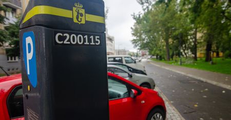Parkingi w Warszawie opustoszały. Kierowców odstraszyły opłaty