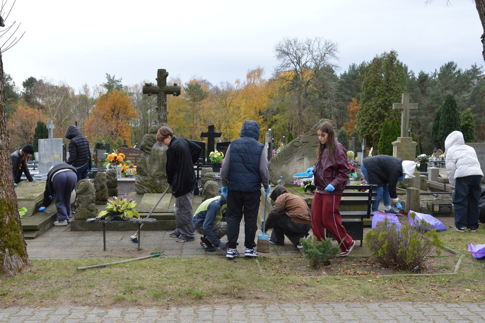 Uporządkowane zostały także groby zabytkowe