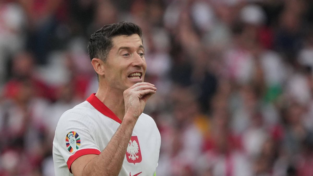 Robert Lewandowski po wejściu na murawę odebrał opaskę kapitana Piotrowi Zielińskiemu