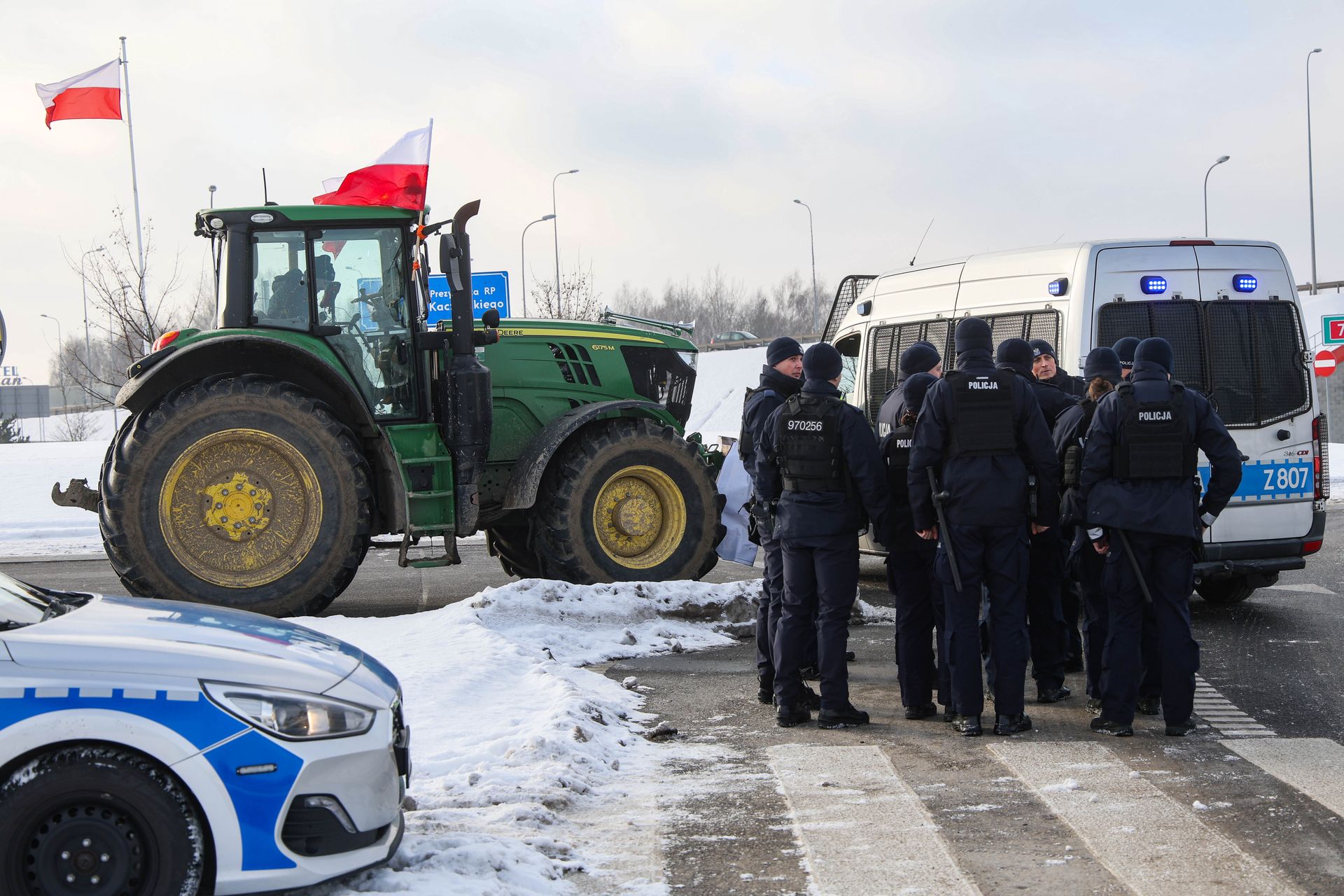 wiadomości,aktualności,WP Wiadomości Rolnicy ominęli policyjną blokadę. Musieli zawrócić
