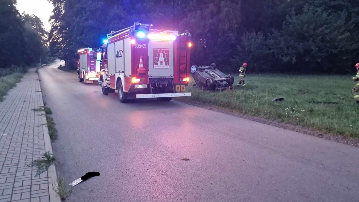 Dachowanie renaulta w Niedrzwicy Kościelnej
