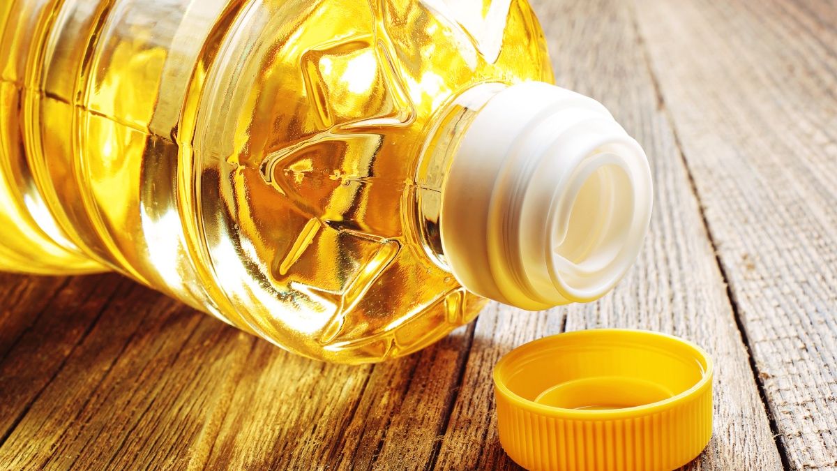 Olej słonecznikowy w plastikowej butelce