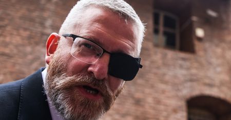 Prof. Grabowski zeznawał w sądzie. Braun wykluczony z sali. Mocne słowa
