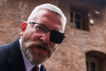 Prof. Grabowski zeznawał w sądzie. Braun wykluczony z sali. Mocne słowa