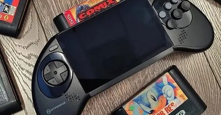 Oto Mega 95. Hyperkin ujawnia przenośną konsolę