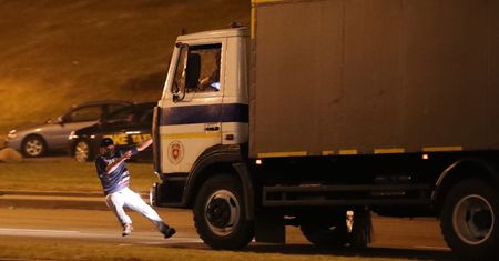 Protesty na Białorusi. Milicyjna ciężarówka wjechała w protestujących. Nagranie przeraża