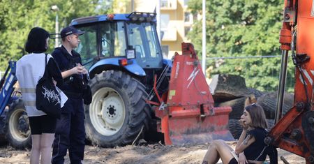 Przykuli się łańcuchem do koparki. Wszystko przez tramwaj