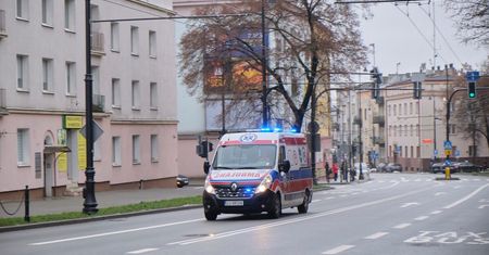Zaatakował młotkiem byłą żonę i jej partnera, a później się powiesił. Konkubent kobiety zmarł w szpitalu