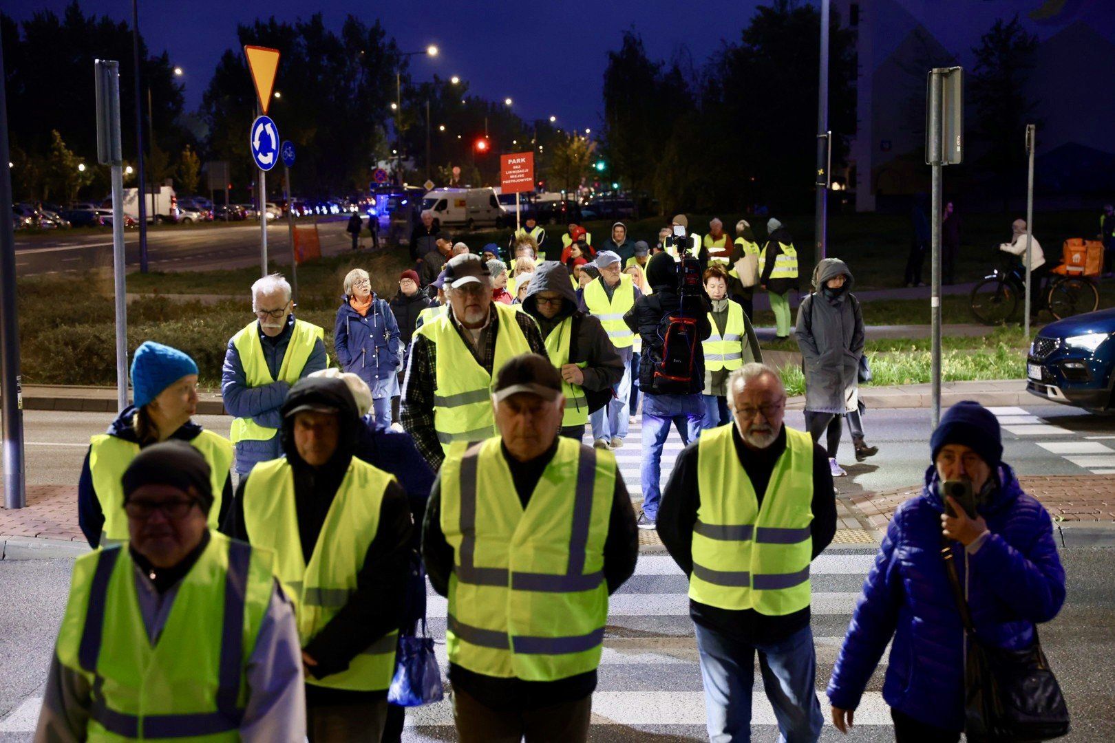 Protesty na Ursynowie ws. likwidacji parkingu pod park linearny