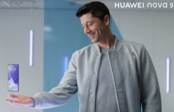 Robert Lewandowski reklamuje smartfon Huawei nova 9