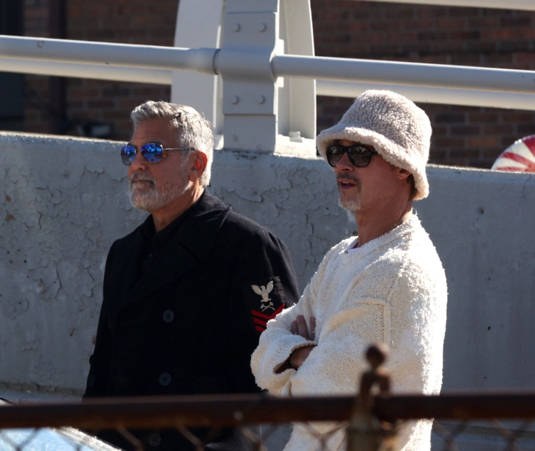 George Clooney i Brad Pitt na planie filmu "Wolves" Jona Wattsa