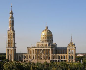 Licheń Stary jako kierunek turystyczny? Trudno się tutaj nudzić. Zobacz, co oferuje sanktuarium i okolica