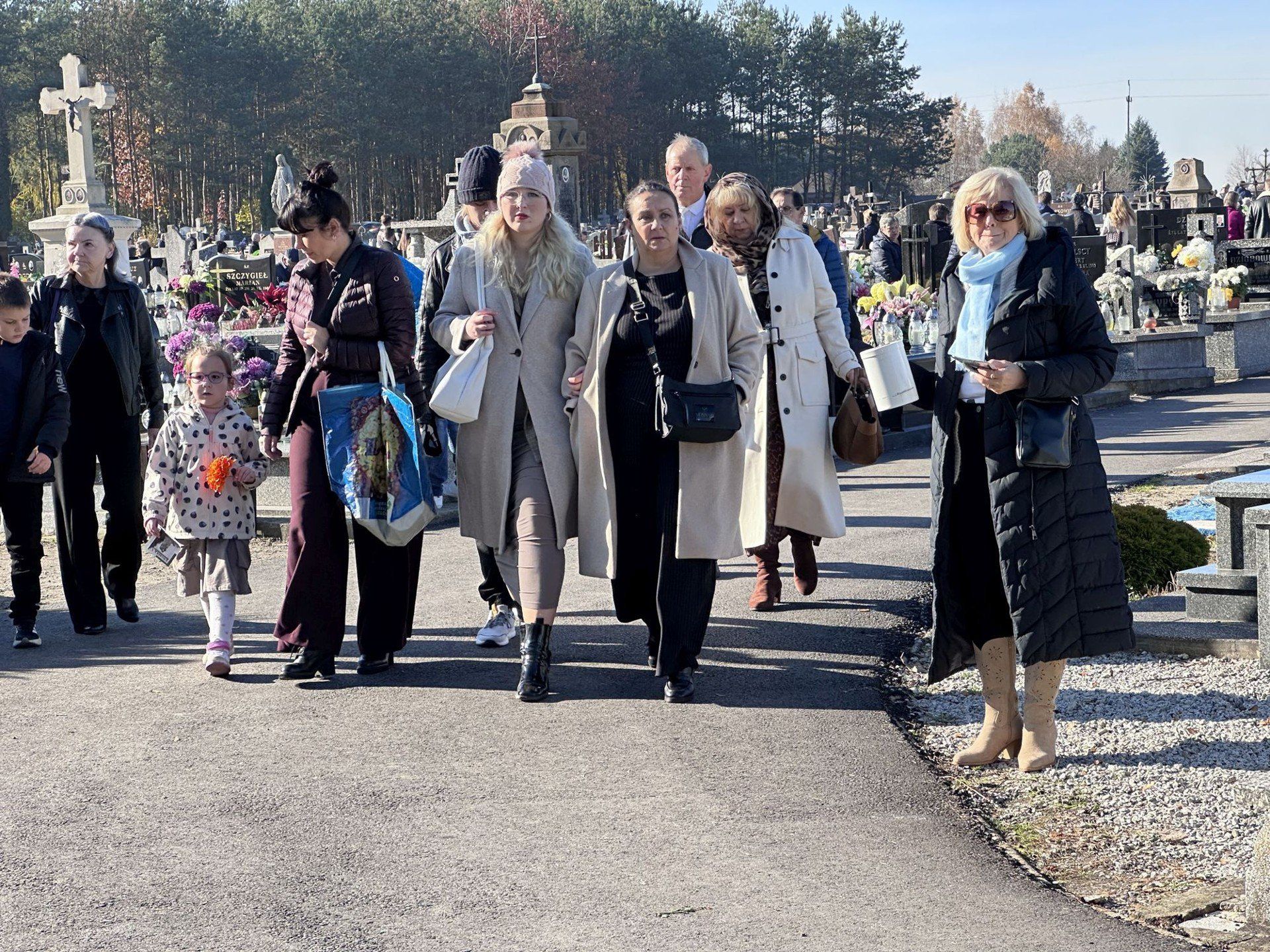 Tłumy na cmentarzu klasztornym w Jędrzejowie w dniu Wszystkich Świętych 2025.