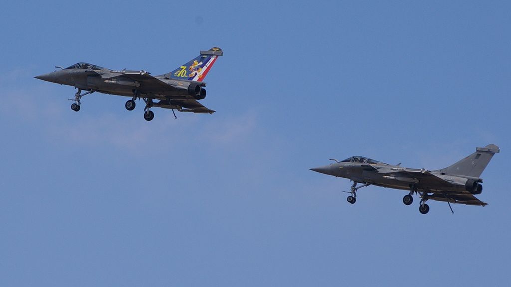 Rafale M z wypuszczonymi hakami do lądowania na lotniskowcu