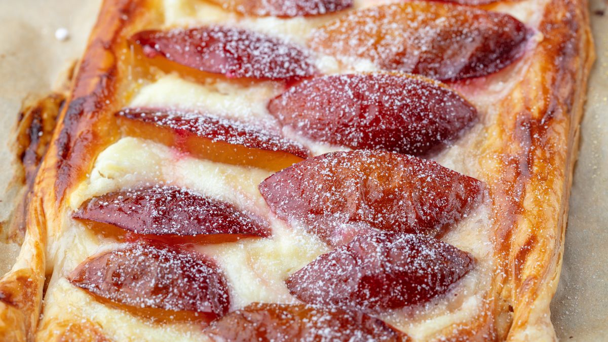 Jesienne ciasto z budyniem i śliwkami