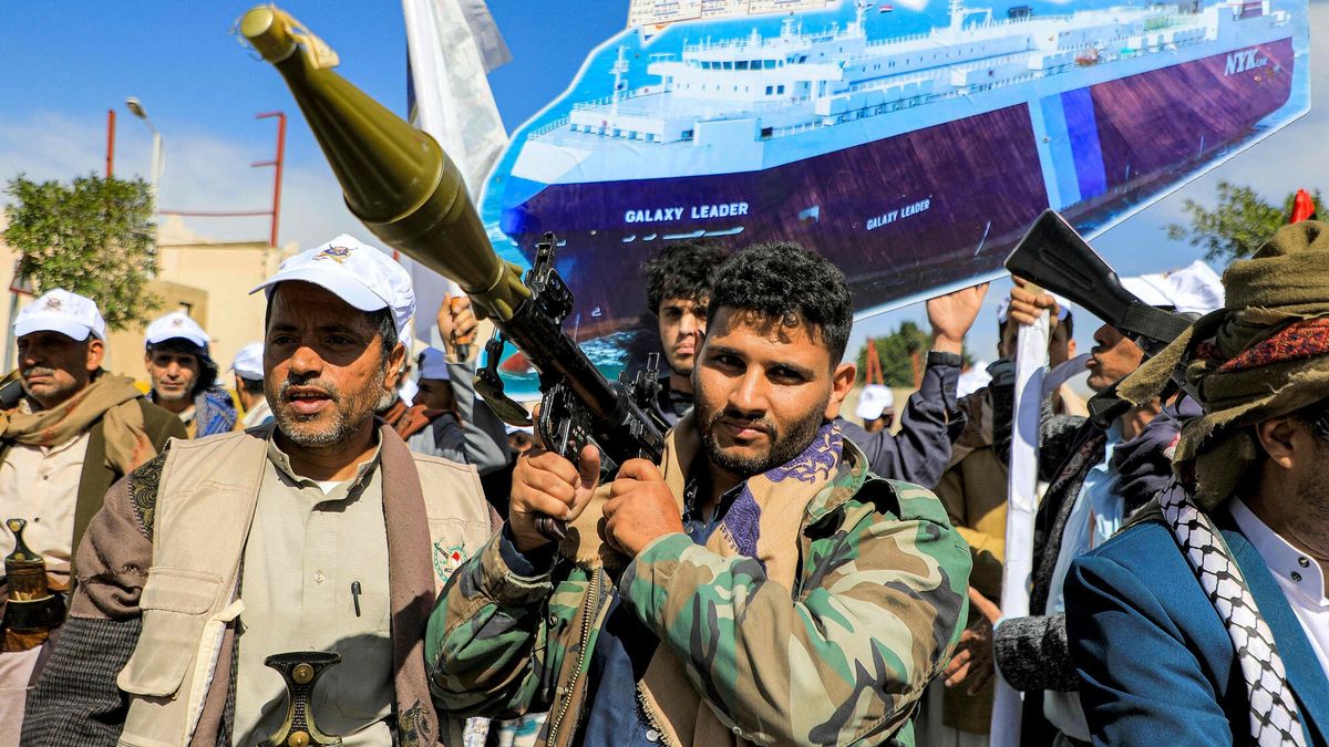 Archiwum zagraniczne East News 2024-02
A sign depicting a cutout of the Bahamas-flagged cargo vessel Galaxy Leader, which was seized by fighters of Yemen's Huthi movement in late 2023, is raised by a protester behind a man carrying a rocket-propelled grenade (RPG) launcher during a pro-Palestinian rally in the Huthi-held capital Sanaa on February 7, 2024 amid the ongoing conflict in the Gaza Strip between Israel and the Palestinian militant group Hamas. (Photo by MOHAMMED HUWAIS / AFP)
MOHAMMED HUWAIS
