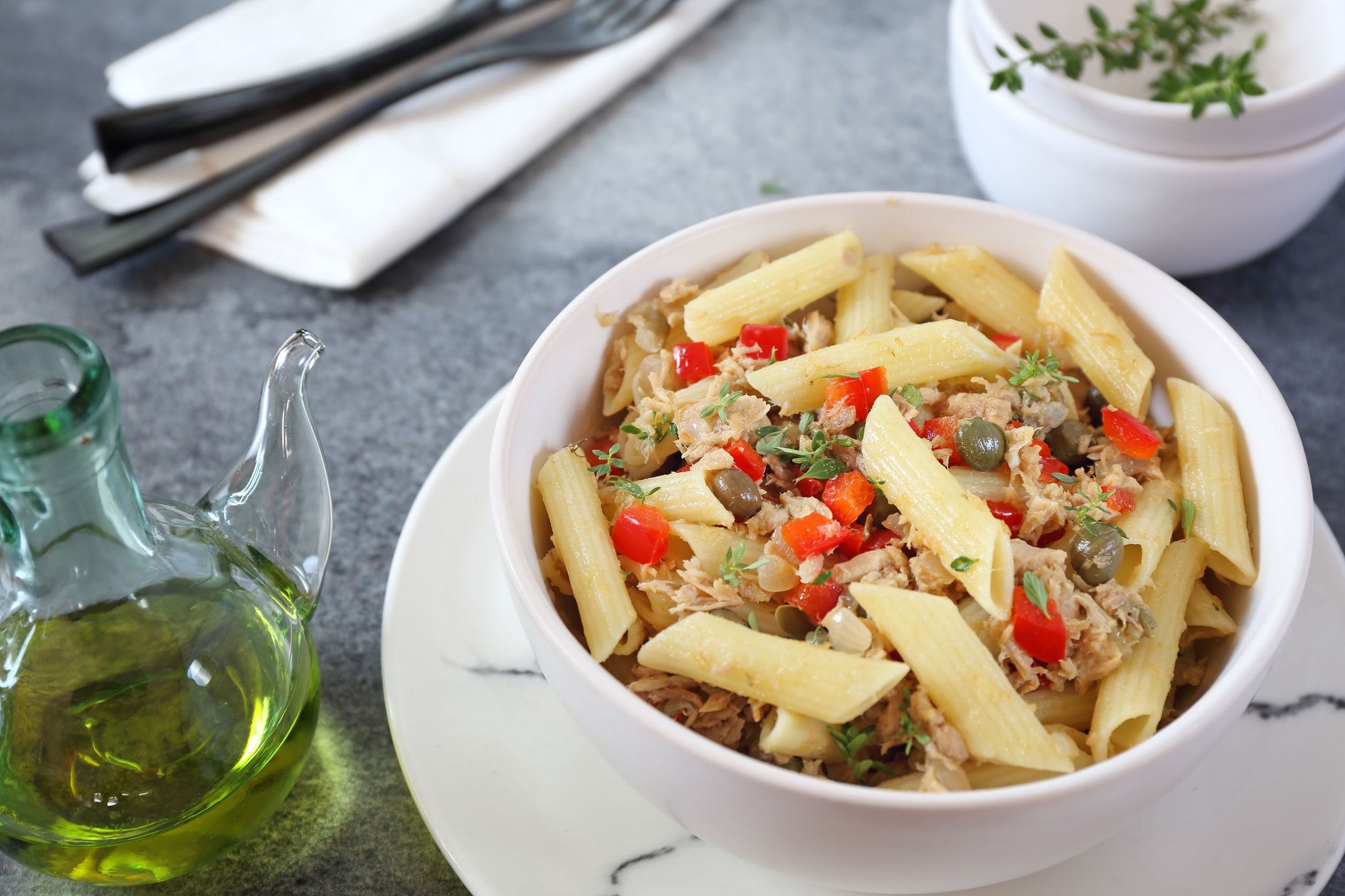 Lekka sałatka z tuńczykiem i penne. Podkręci metabolizm po świętach