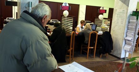 ZUS płaci 150 zł za przelanie kilku groszy. "Liczba takich emerytur rośnie. Ludzie sami na to zapracowali"